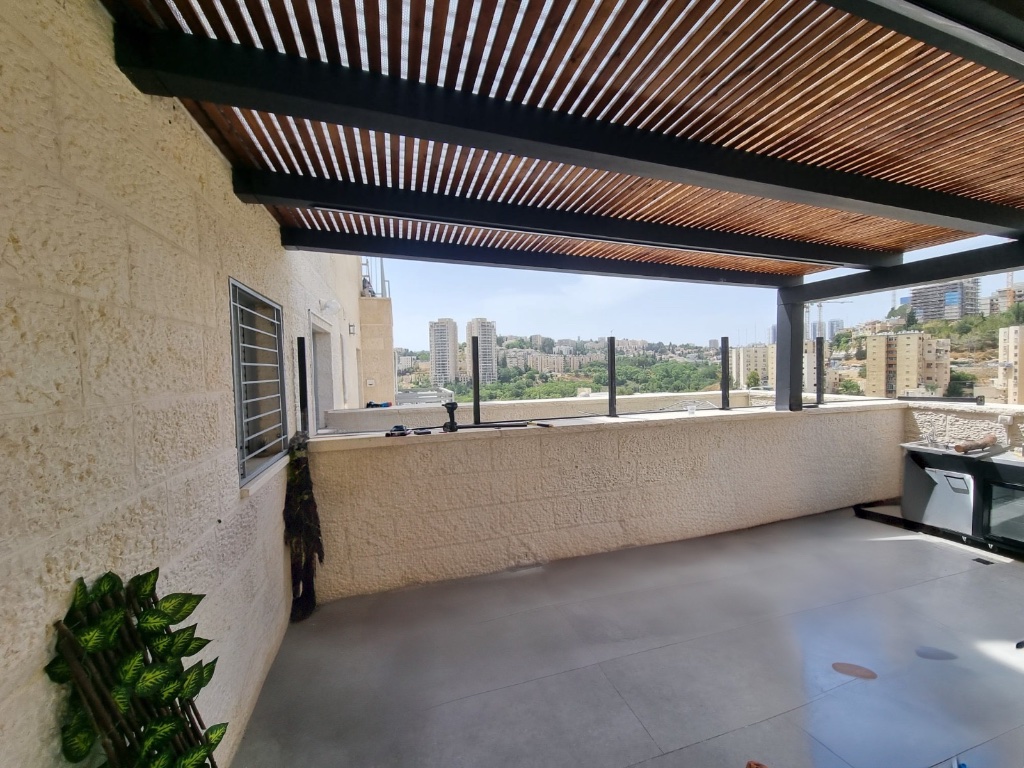 פרגולת עץ עם נוף לירושלים