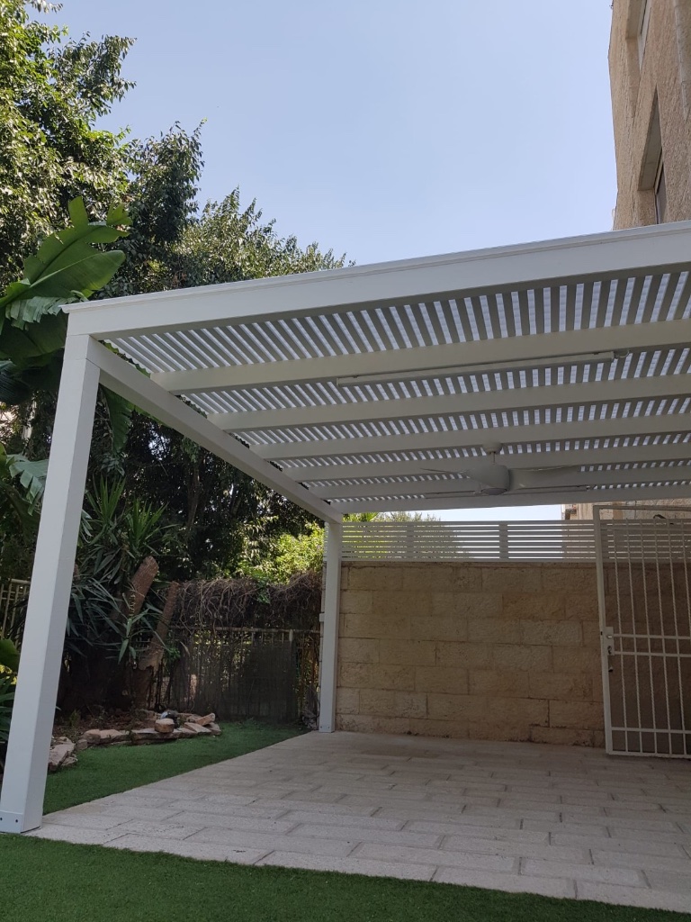 פרגולת אלומיניום לבנה בחצר