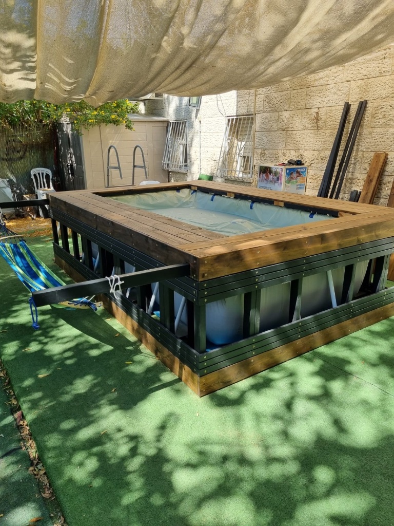 סגירת חורף עם שמשונית מעל פינת ישיבה בחצר